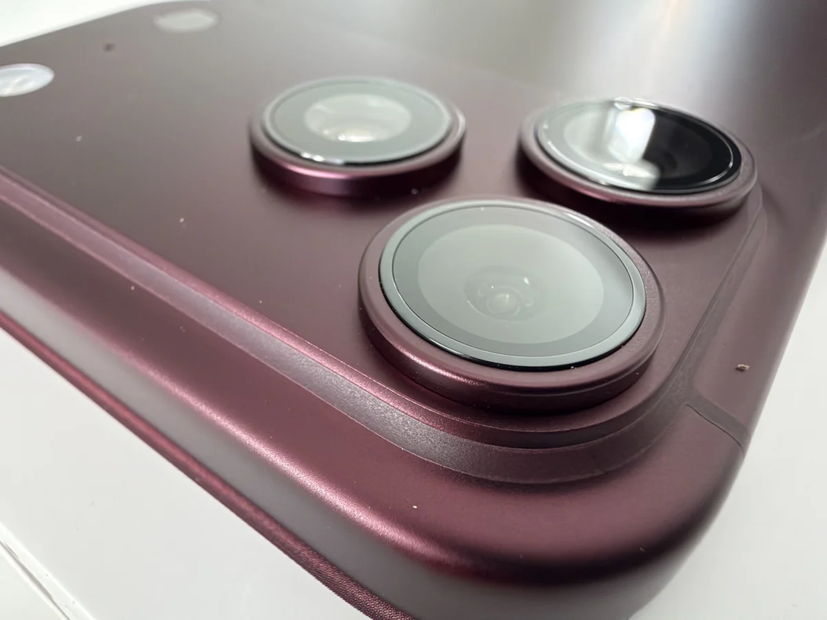 Smartphone Market in Crisis: Apple Gains Record Market Share Amidst Global 20% Slump